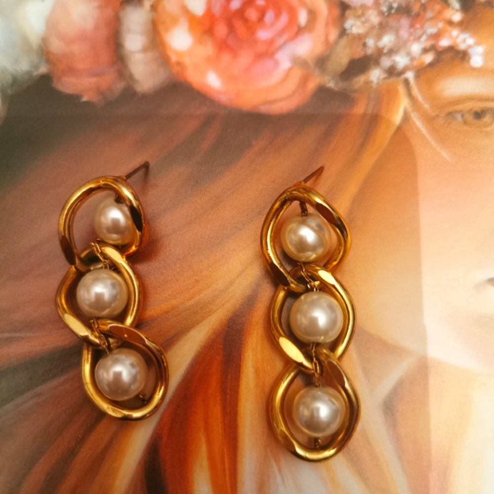 Vintage Dangling pearl gold tone